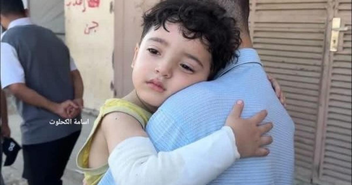 الطفل سامي.. نام في حضن والدته واستفاق على رحيل أسرته بأكملها