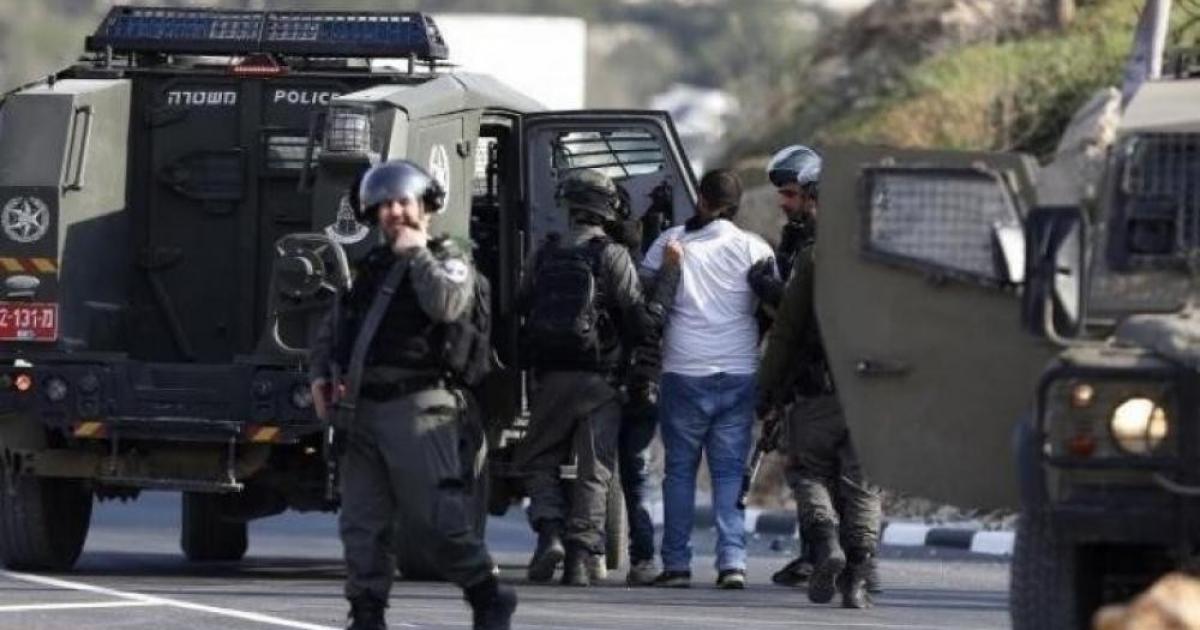 الاحتلال يعتقل مواطنين شمال غربي القدس