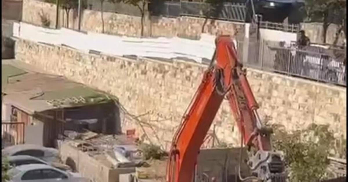 جرافات الاحتلال تهدم منزلًا في سلوان