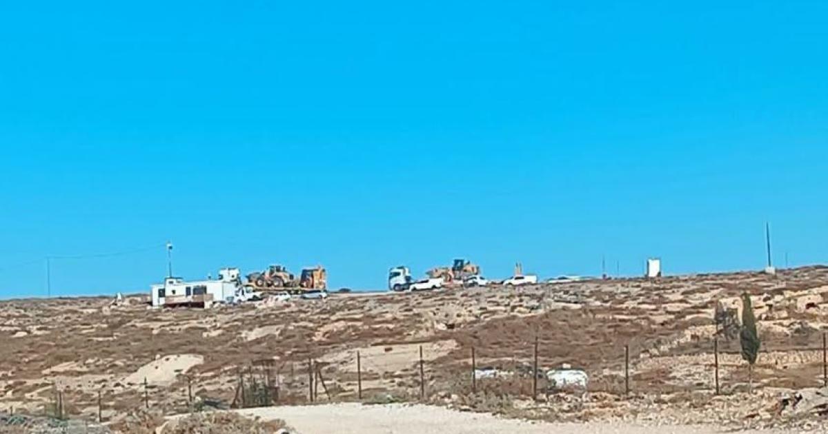 الاحتلال يهدم مساكن وبركسات وآبار مياه في خربة الفخيت بمسافر يطا