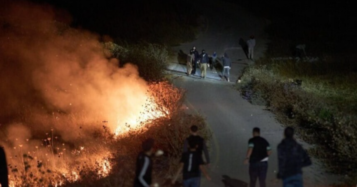 إرهاب المستوطنين يضرب صوريف.. إحراق مركبات وإصابة 3 فلسطينيين