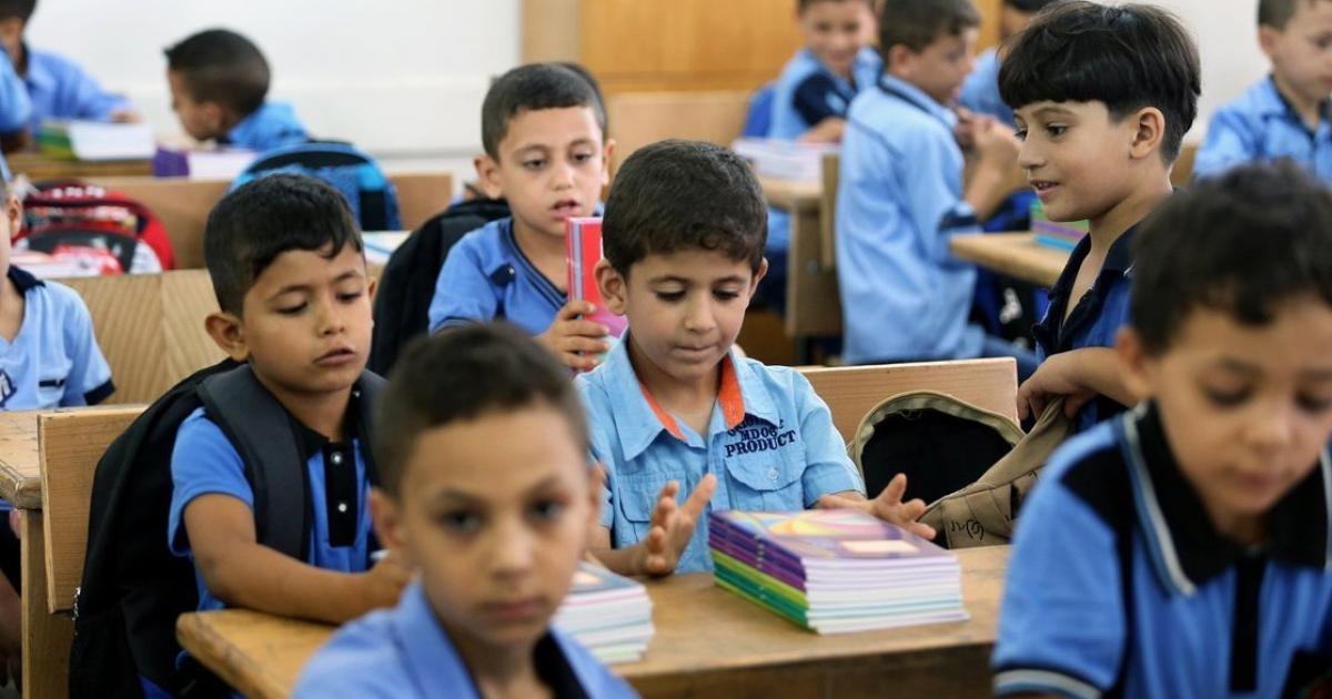 العودة للمدارس تحت نصف الراتب.. موسم يضغط على جيوب الأسر الفلسطينية