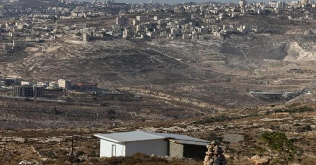 مستوطنون يوسعون بؤرة استيطانية شمال غرب سنجل برام الله