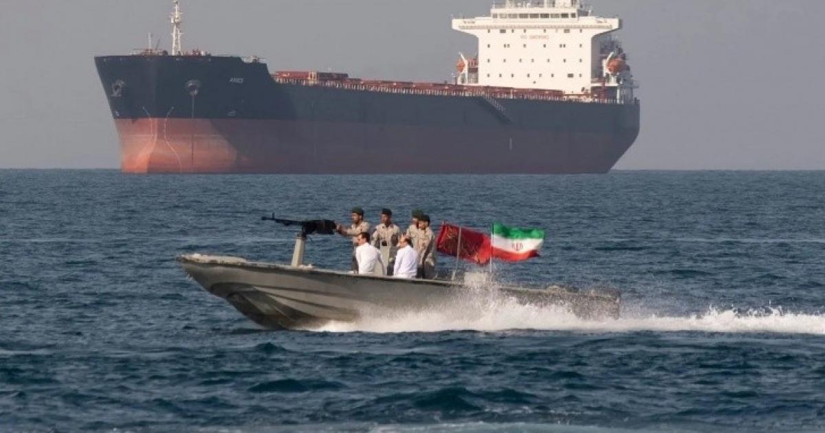 ترامب يخنق إيران اقتصاديًا.. وطهران تهدد بإشعال المنطقة!
