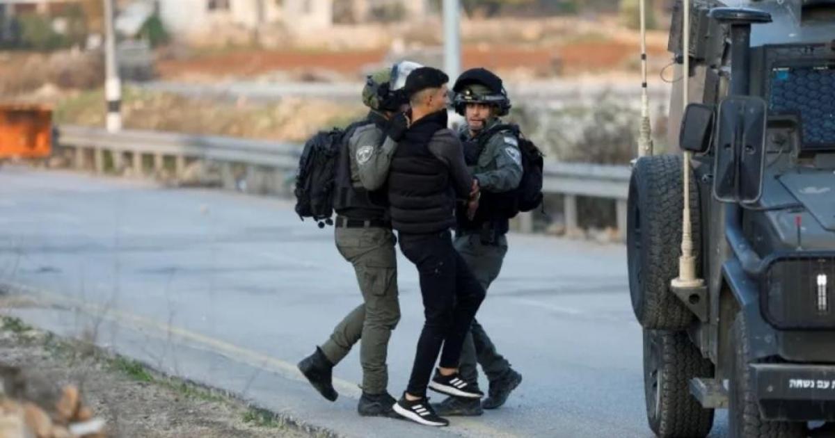 وسط مواجهات.. الاحتلال يشن حملة مداهمات واعتقالات بالضفة والقدس