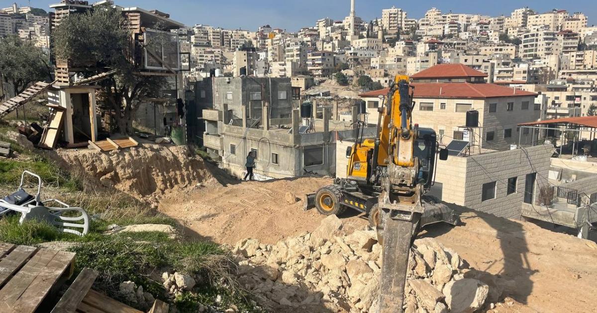 الاحتلال يجبر مقدسيا على هدم منزله ذاتيا في بلدة سلوان