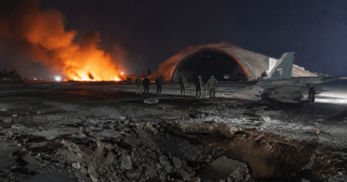 غارات جوية تستهدف مطار أبو الظهور العسكري شرقي إدلب