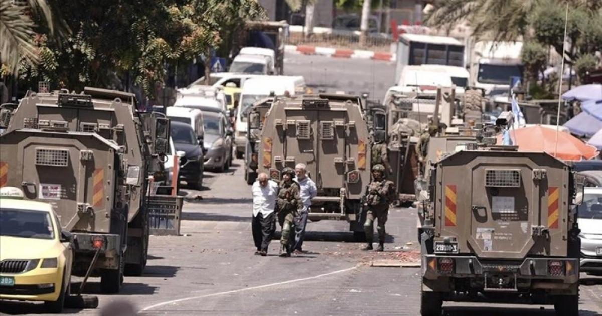 بينهم عائلات شهداء.. اعتقالات واسعة باقتحامات إسرائيلية في الضفة والقدس