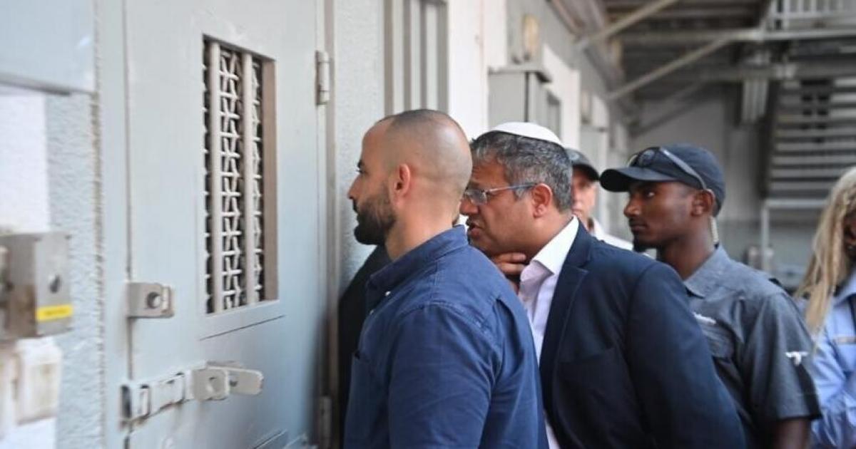 استفزاز في الزنازين.. بن غفير يقتحم أقسام الأسيرات ويتشفى بمعاناتهن