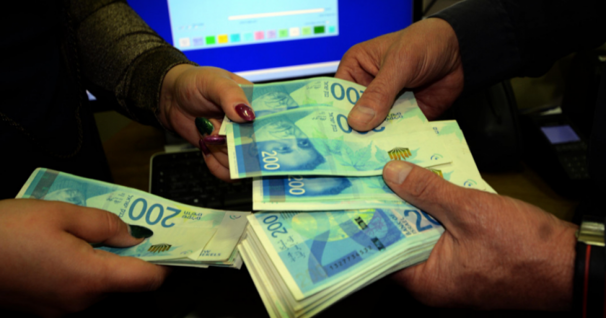 تحويل 4.5 مليار شيكل خطوة إيجابية تخفف أزمة التكدس النقدي لكنها لا تنهيها