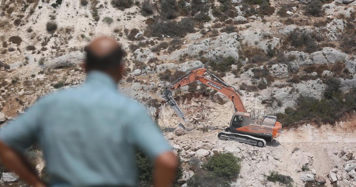 الاحتلال يواصل تجريف أراضٍ في سنجل شمال رام الله لصالح بؤرة استيطانية
