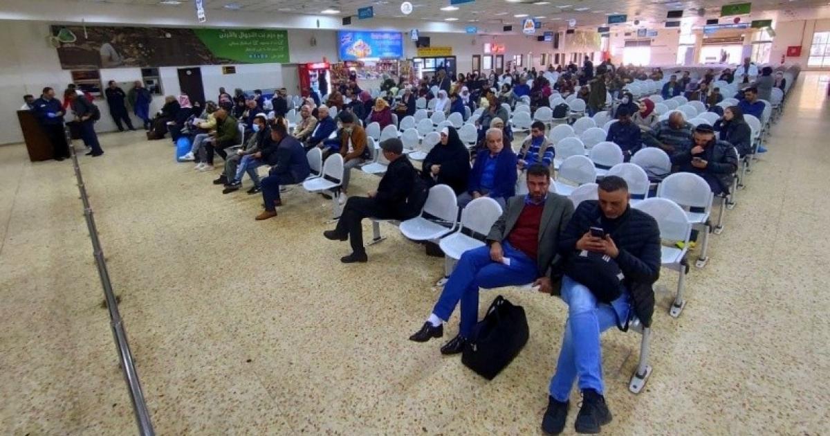 42 ألف مسافر.. حركة سفر نشطة على معبر الكرامة