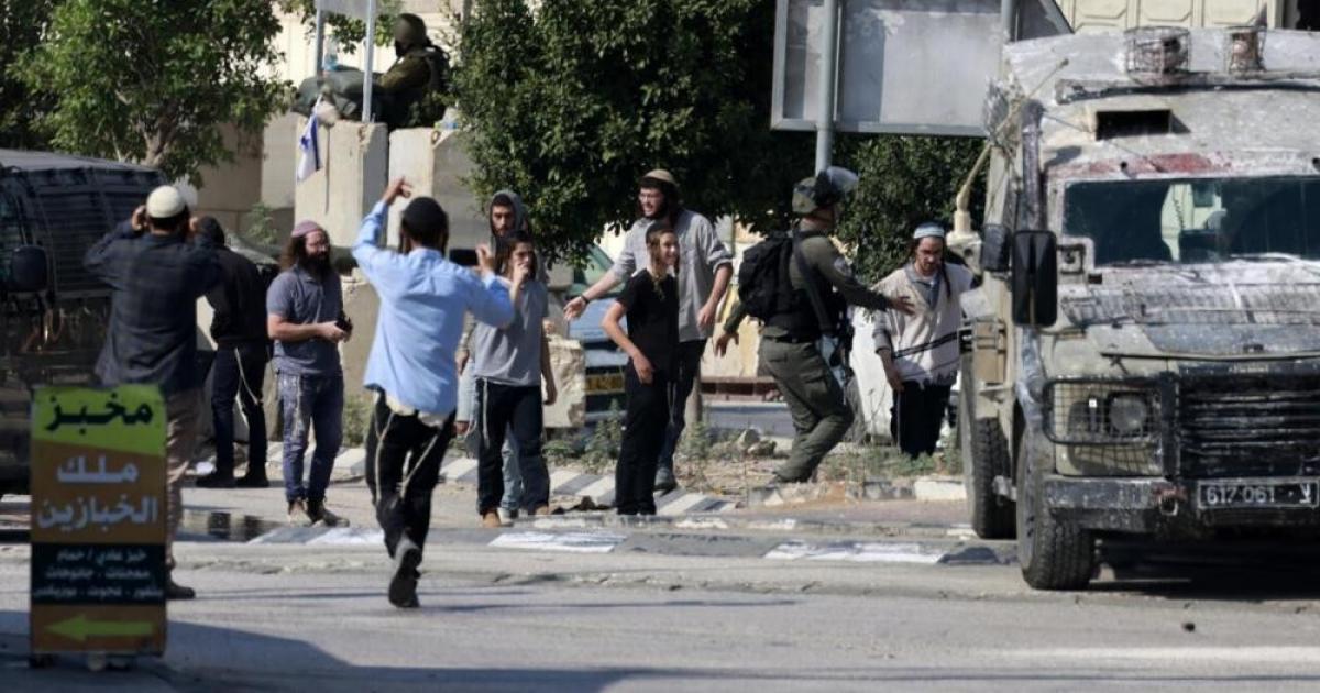 تصعيد للمستوطنين في الضفة والقدس.. تدنيس ورشق حجارة وتدمير مزروعات