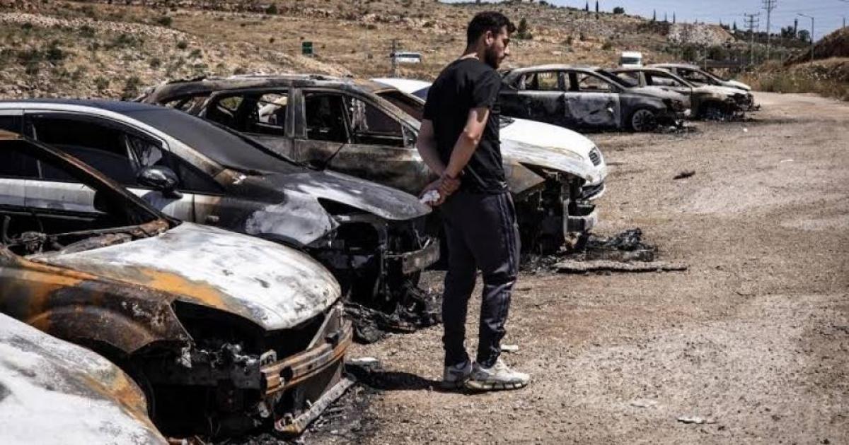 تصعيد للمستوطنين.. إحراق مركبات واعتداءات متواصلة في الضفة والقدس