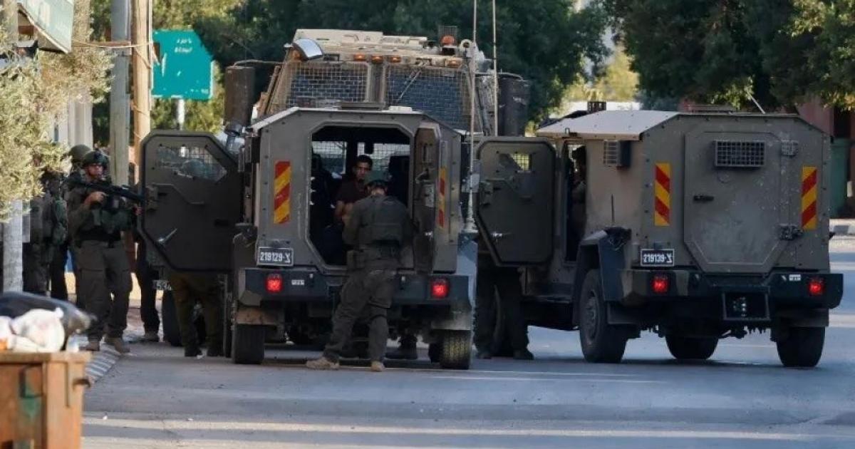 بينهم أب ونجله.. معتقلون في اقتحامات لقوات الاحتلال بالضفة والقدس