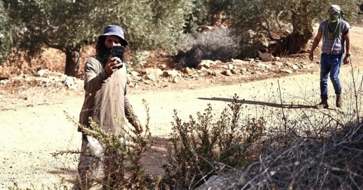 مستوطنون يعتدون على شاب قرب دير غسانة