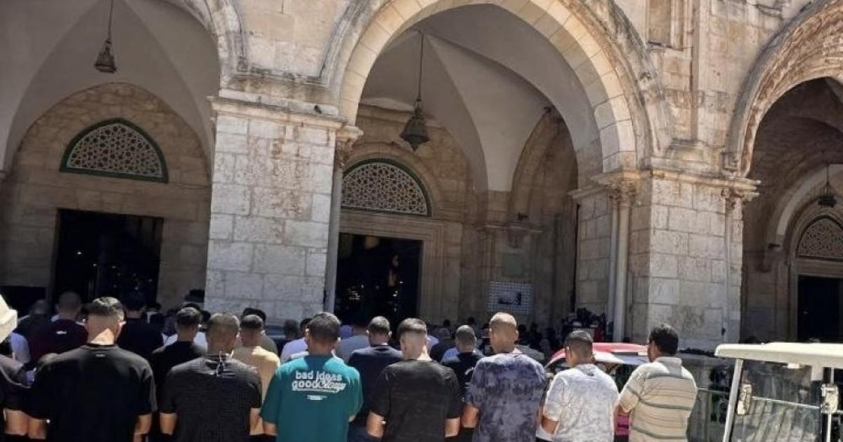 60 ألف مصلّ يؤدون الجمعة في الأقصى