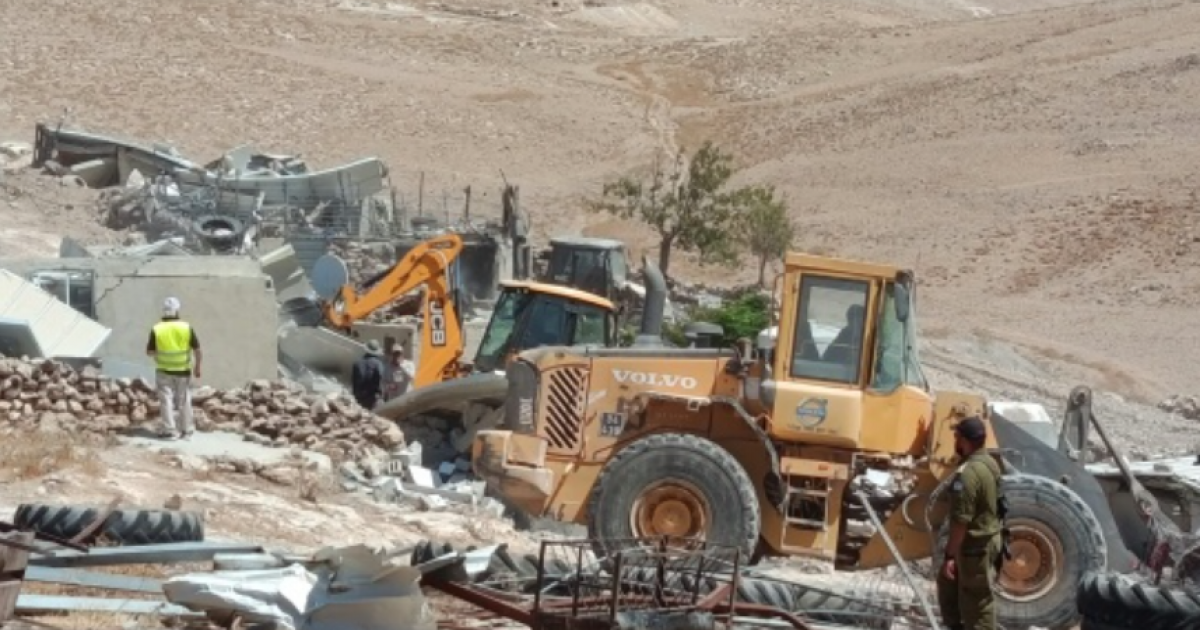يطا: جرافات الاحتلال تواصل محو خربة التبان من الوجود