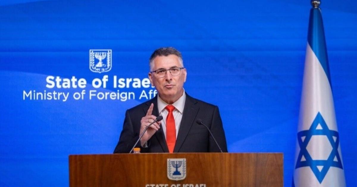 ساعر: "إسرائيل" لا تخطط لتهجير فلسطينيين من غزة ولن تعارض الهجرة الطوعية