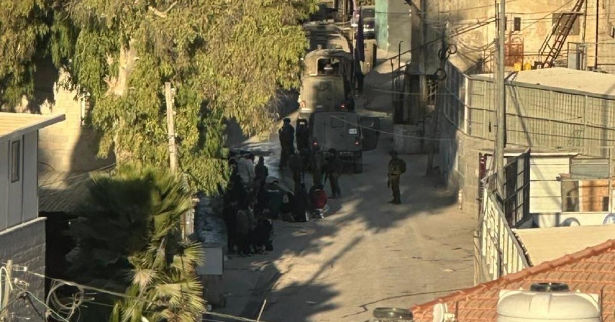 جيش الاحتلال يقتحم إذنا غرب الخليل ويحتجز نحو 30 مواطنا