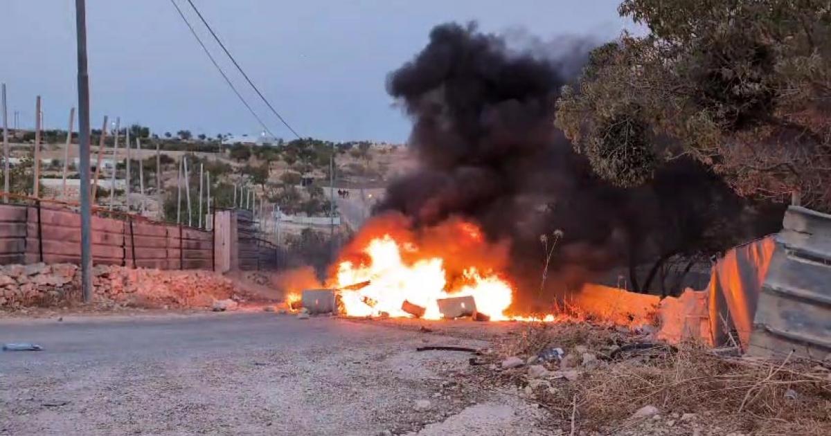 مستعمرون يحرقون ممتلكات لمواطنين في قرية برقا شرق رام الله
