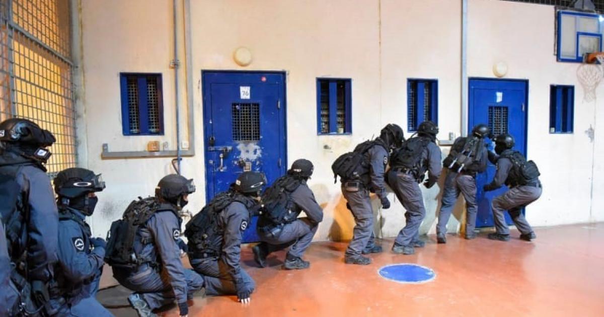 إصابة أسيرين خلال اقتحام وحدات القمع سجن "جانوت"