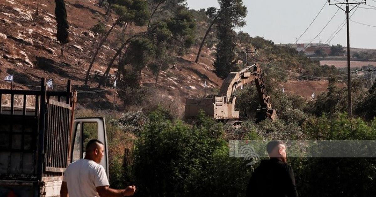 الاحتلال يجرف أراضي في كفر مالك شرق رام الله
