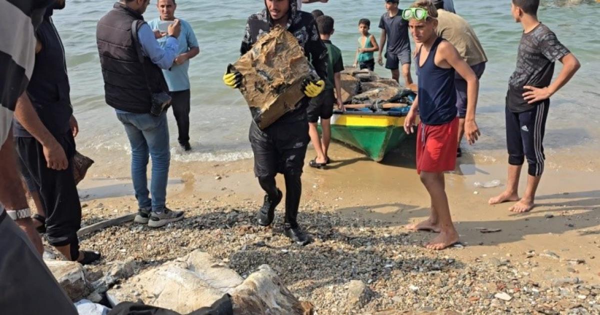 من قاع البحر .. صيادون ينتشلون الإسمنت بدل الأسماك من بحر غزة