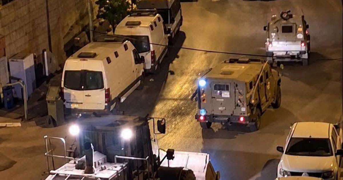 جيش الاحتلال يشن حملة اعتقالات ومداهمات ويخلي منازل في الخليل