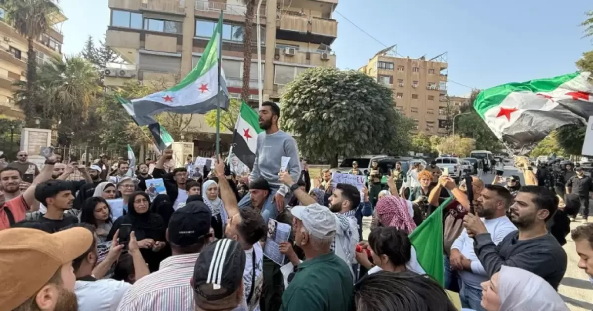 مظاهرات غاضبة تجتاح المدن السورية من الشمال إلى الجنوب رفضًا لتوغلات الاحتلال الإسرائيلي في القنيطرة