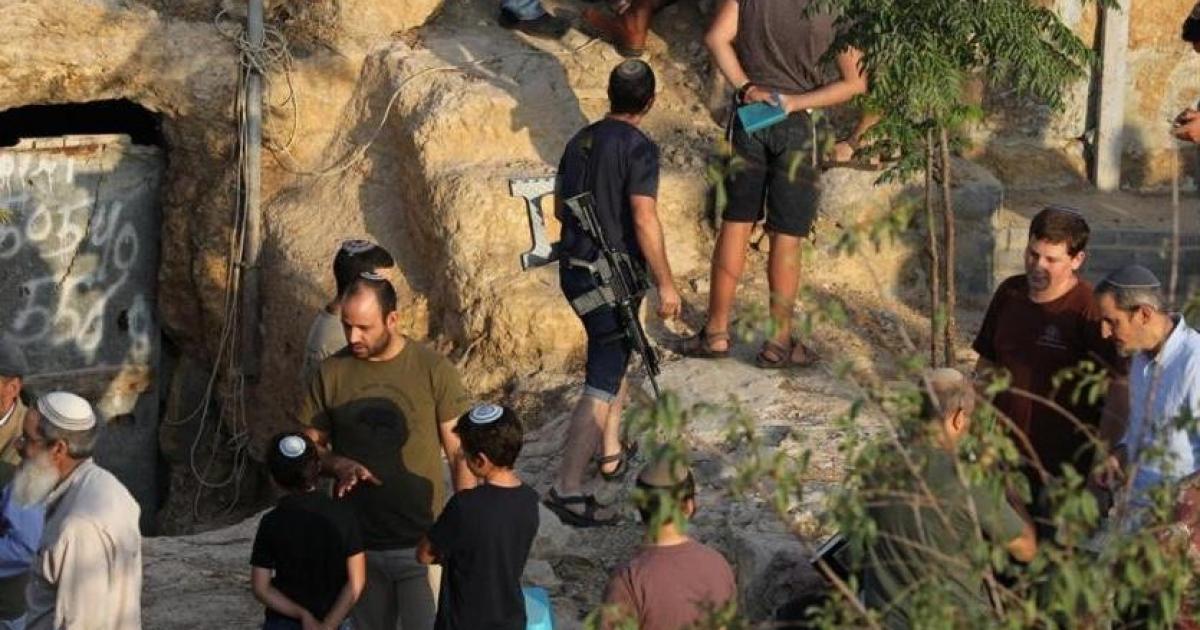 مستوطنون يعتدون على قاطفي الزيتون ومتضامنين في كفر مالك والمغير