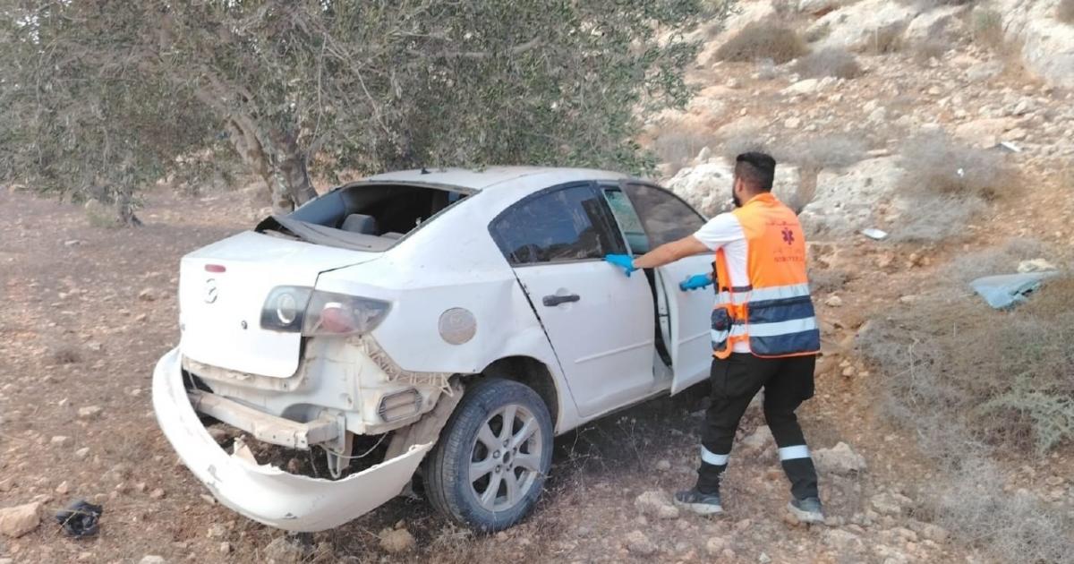 إصابة مواطن إثر انقلاب مركبته خلال مطاردة مستوطنين له جنوب نابلس