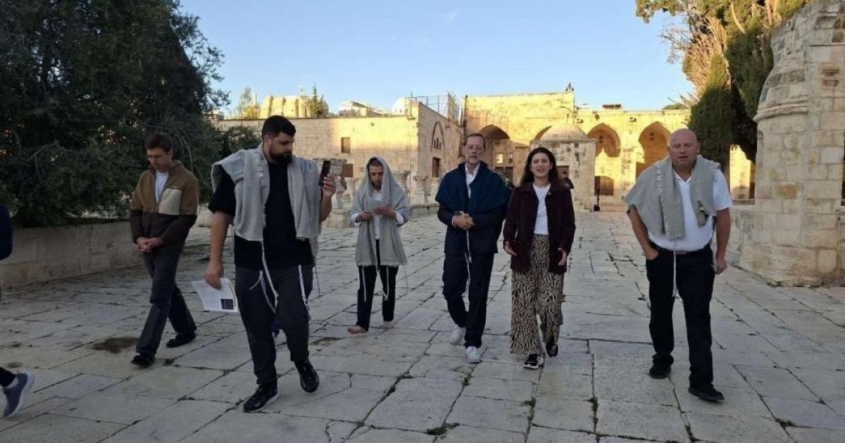 مستوطنون يقتحمون باحات الأقصى ويؤدون طقوسًا تلمودية