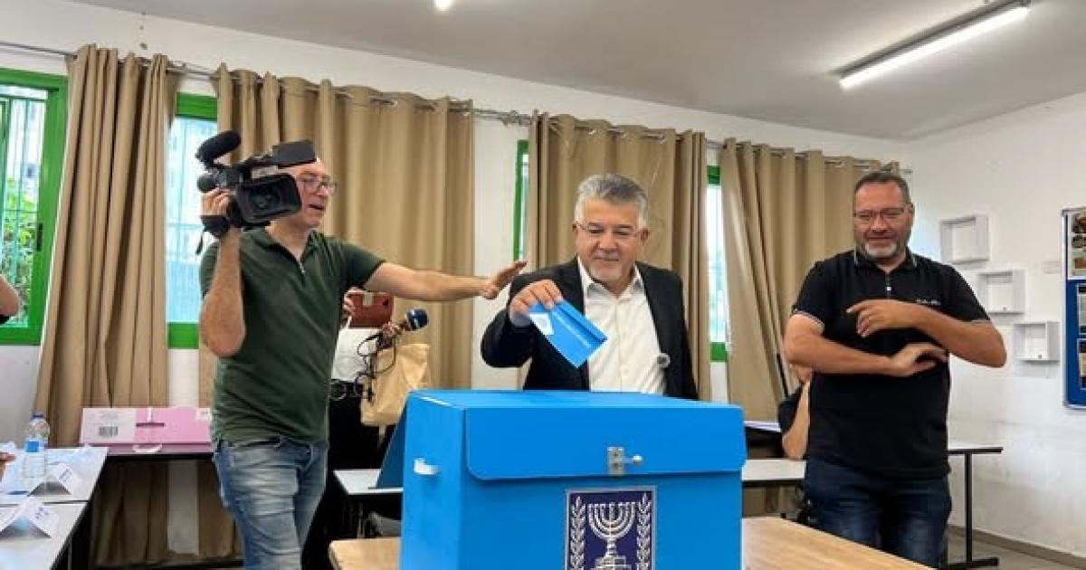 إقبال لافت في البلدات العربية.. طوابير طويلة ومراقبون من اليمين في انتخابات الكنيست