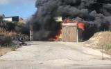 مصادر محلية- مستوطنون يضرمون النيران في ممتلكاتٍ للفلسطينيين عند أطراف قرية بزاريا، شمال غرب نابلس_000002.jpg