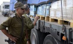 israeli-soldiers-inspect-a-humanitarian-aid-truck-before-it-enters-gaza-erez-border-crossing-july-2014