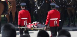 5 من أفراد الحرس الملكي البريطاني يغمى عليهم في احتفال مولد الملكة إليزابيث