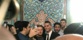 إيرانيون يلتقطون السيلفي مع شبيه رونالدو