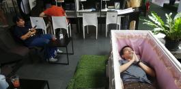 211806-طقوس غريبة في مقهى الموت بانكوك