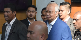 رئيس وزراء ماليزيا السابق أشغل 22 موظفاً 3 أيام في عد ملايين الدولارات التي اختلسها