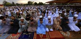 74817-مسلمو-باكستان-يؤدّون-صلاة-عيد-الفطر-المبارك