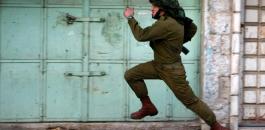 طرد جندي اسرائيلي بعد هروبه امام طفلة يعبد 