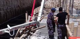 اصابة عامل بناء نتيجة سقوط خراطيم مضخة باطون عليه في رام الله 