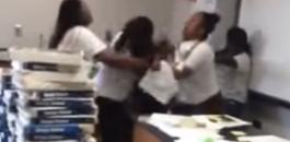 بالفيديو.. ذعر في أمريكا بعد شجار عنيف بين معلمتين داخل الفصل