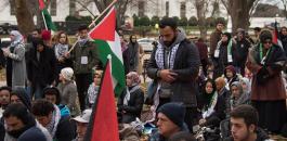 الكوفية الفلسطينية على رؤوسهم.. المئات يؤدون الجمعة أمام البيت الأبيض
