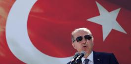 رجل يهاجم أردوغان من أجل عناقه