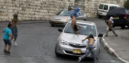 مستوطن يحاول دهس فلسطيني وقتله وضرب آخر وتكسير مصابيح سيارات 