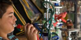 اطفال يدخنون الارجيلة في رام الله 