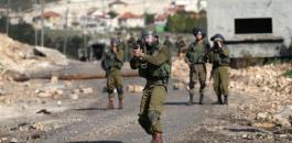 جندي اسرائيلي يتبول على فلسطيني 