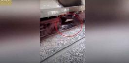 هندي ينجو بإعجوبة بعد أن استلقى تحت القطار!!